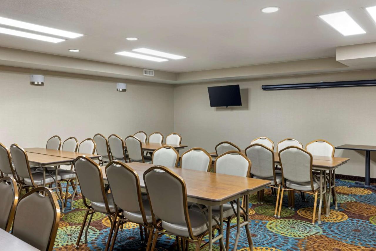 Best Western Watertown Inn & Suites Extérieur photo