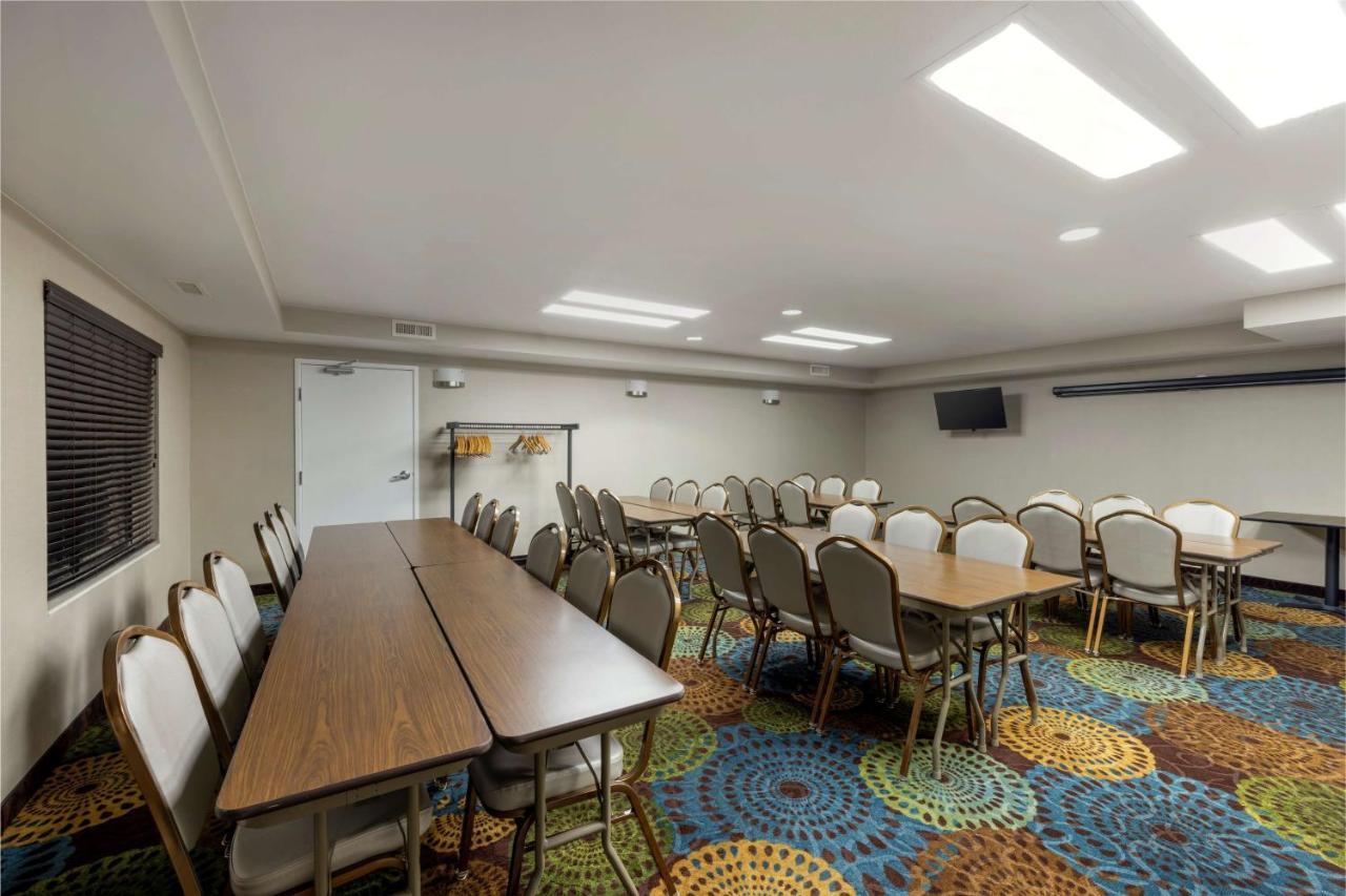 Best Western Watertown Inn & Suites Extérieur photo