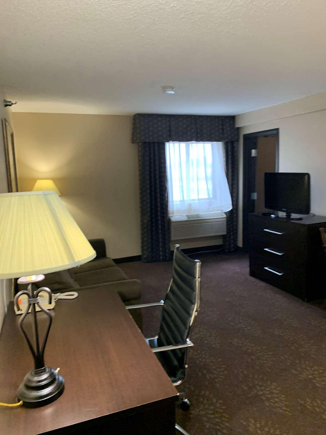 Best Western Watertown Inn & Suites Extérieur photo